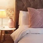 Little Cosy Getaway - *